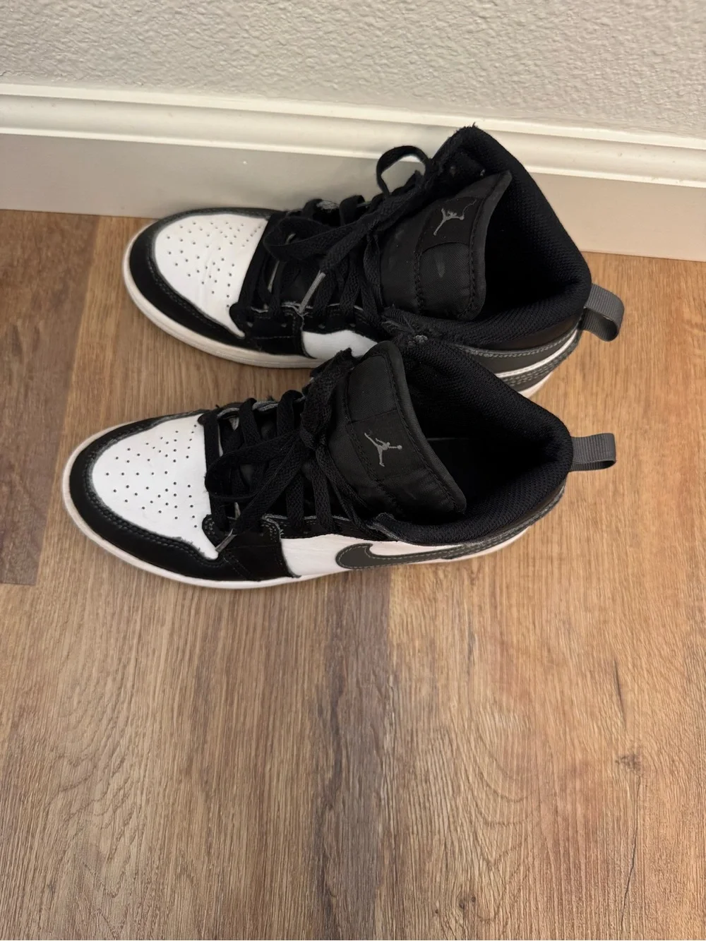 Jordan 1 MID Black Iron Grey-White 3Y